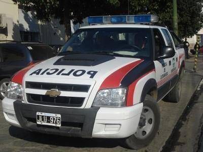 Dos adolescentes resultaron ilesos, tras impactar una camioneta contra la reja perimetral de una vivienda