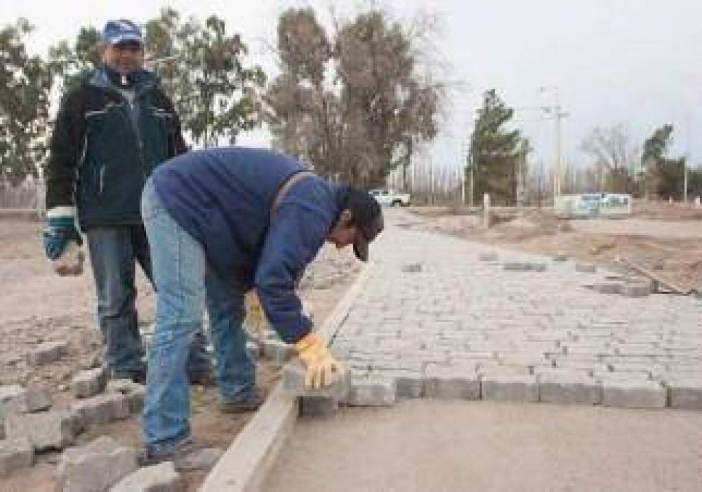 Nueva plazoleta a la vera de la ruta en Centenario 