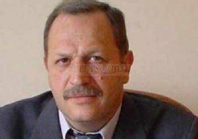 �Si Gin� tiene que hacer un plenario en una cabina de tel�fono, le queda grande�
