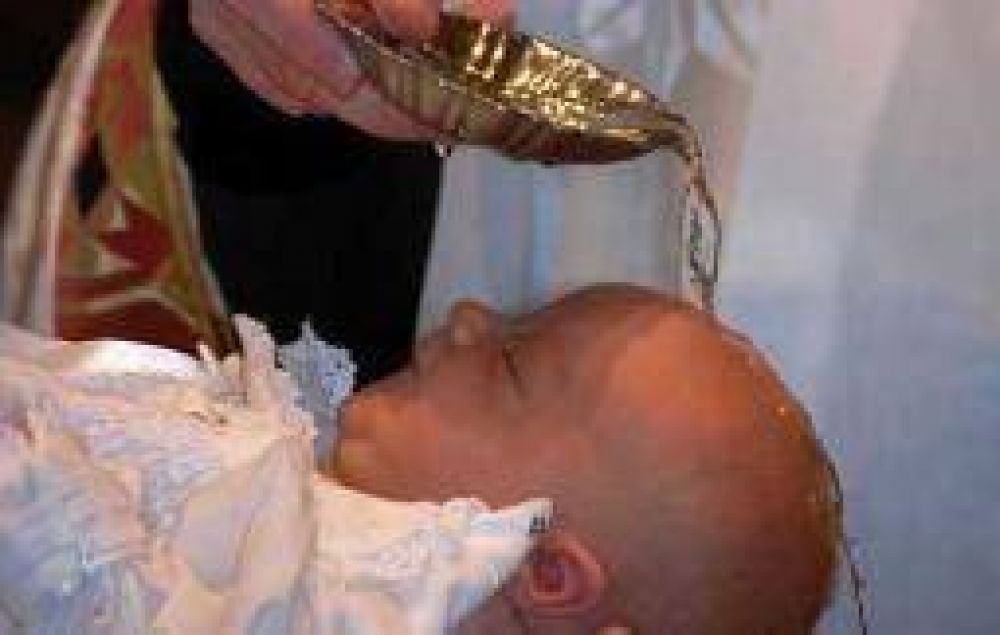 La Iglesia le exige a los curas que bauticen a hijos de madres solteras
