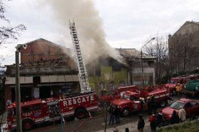 Bariloche: incendio en viejo dep�sito