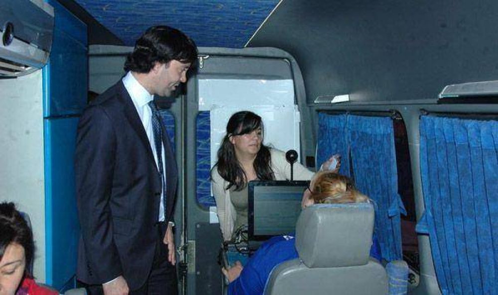 La combi de los DNI recepta tr�mites en el barrio Nuevo Yacampis