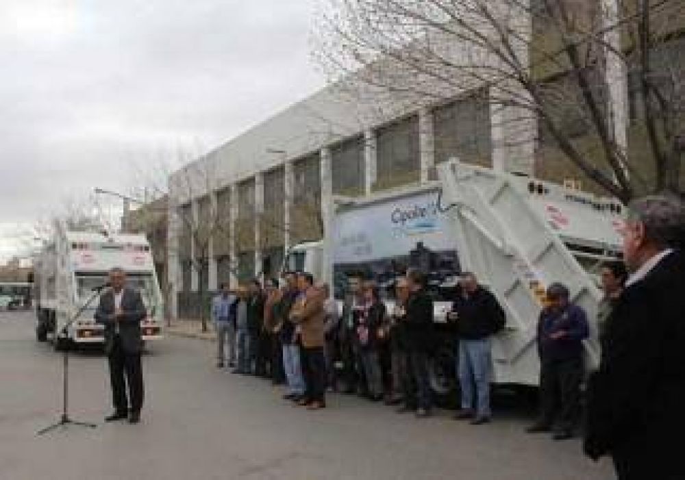 Presentaron los camiones de la basura 