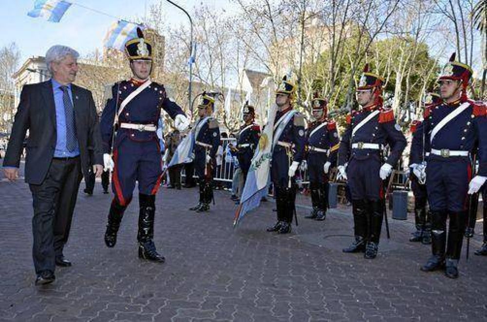 Masiva presencia de vecinos en el Desfile C�vico Militar por los 200 a�os de la visita de San Mart�n