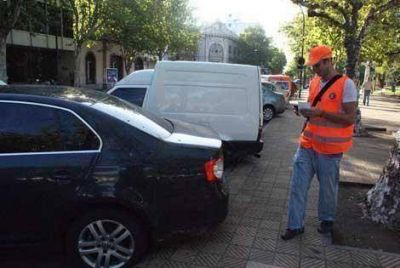 Comenz� a implementarse el estacionamiento medido