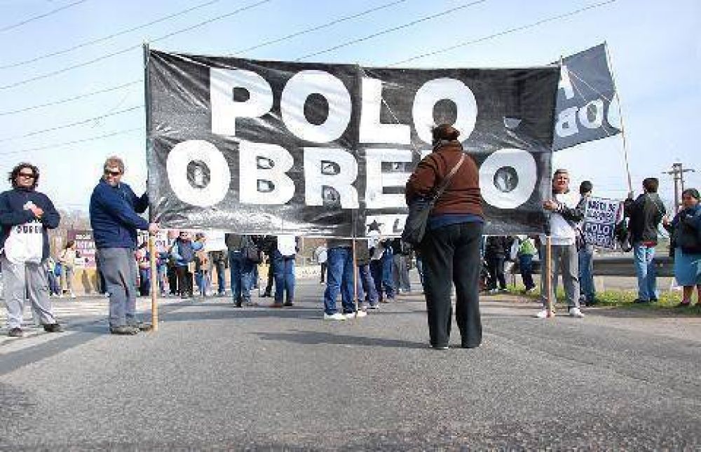 Vecinos y cooperativistas protestaron en el cruce de las rutas 5 y 7