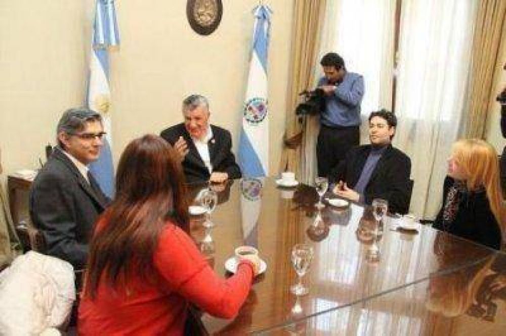 I�aki Urlezaga lleg� a San Juan para grabar spot promocional del V Congreso Mundial de la Infancia