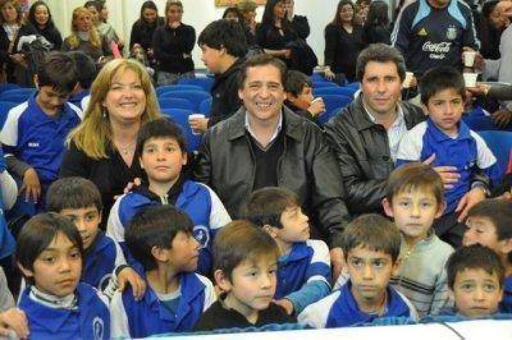 U�ac entrego equipos de futbol en Albard�n