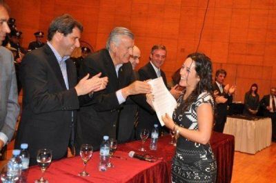 Pasan a planta permanente 601 agentes estatales contratados