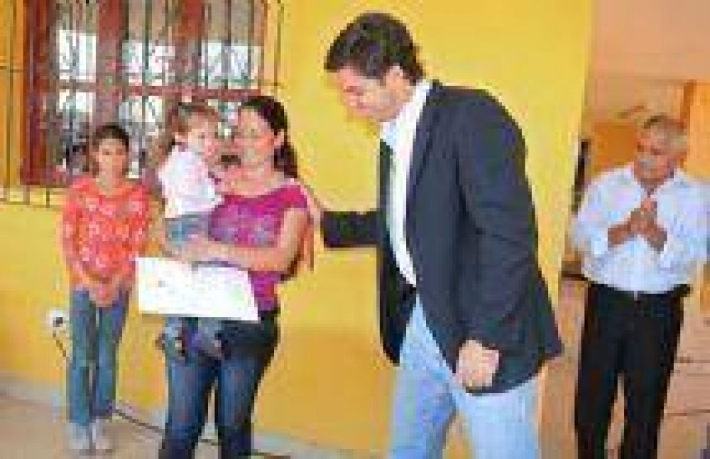 El Gobernador Urtubey entreg� escrituras en Sol�s Pizarro