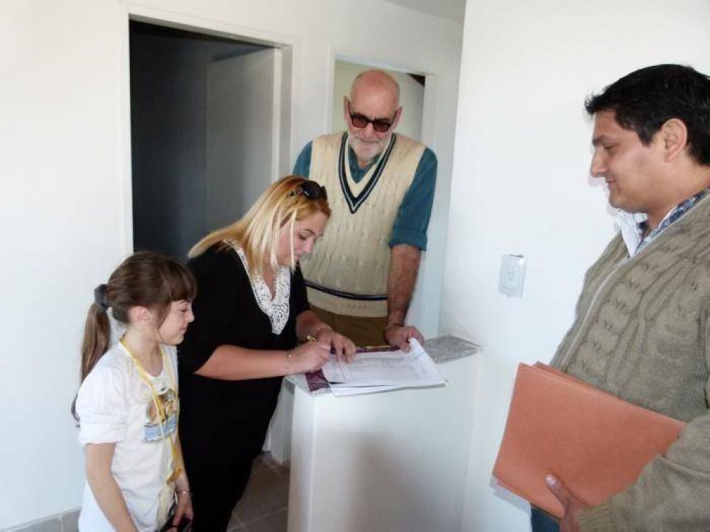 Entregaron ocho casas en �Los Ceibos�