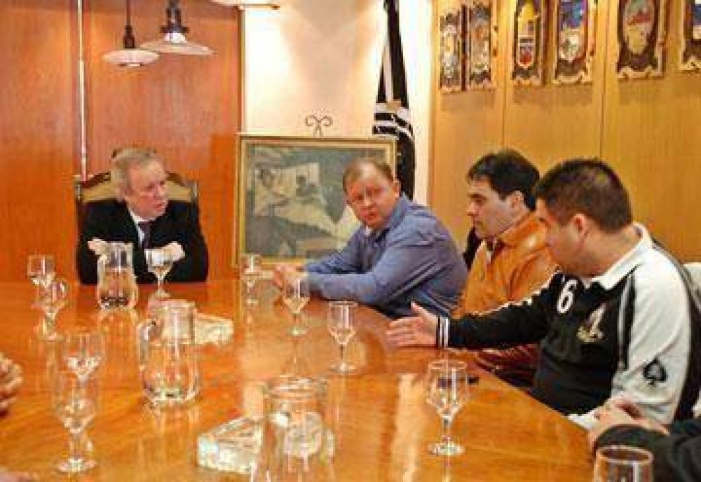 Peralta y gremios reclaman por inversiones petroleras