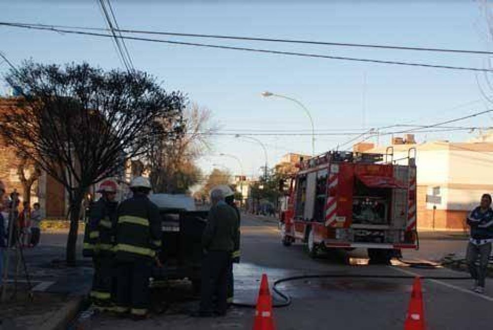 Un incendio destruy� gran parte de una camioneta