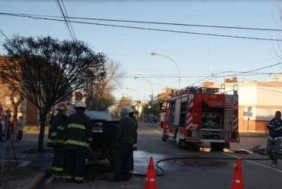 Un incendio destruy� gran parte de una camioneta