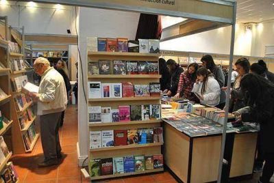 M�s de 1500 personas ya visitaron la Muestra de Libros