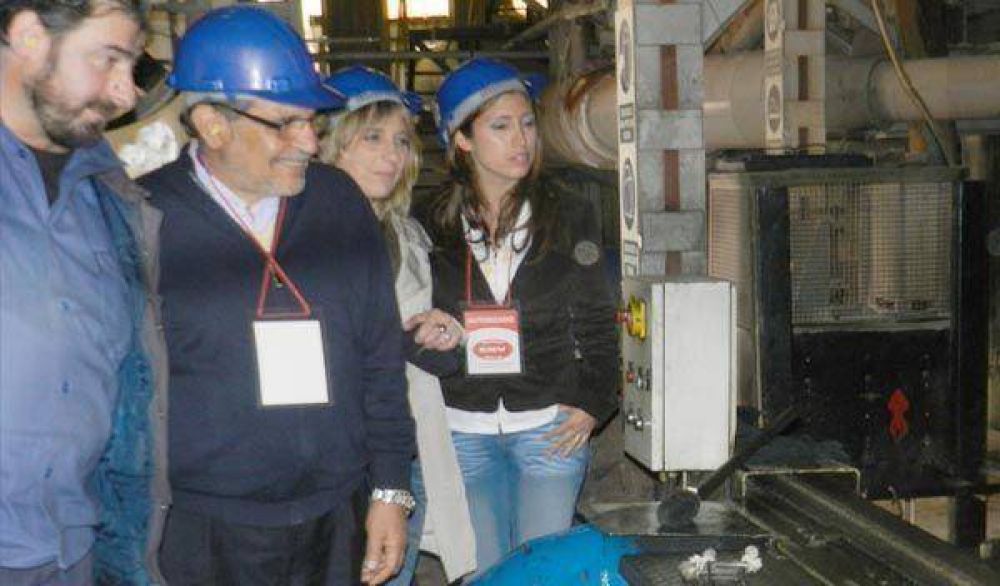 El Gobernador Beder Herrera visit� f�brica de envases de vidrio en Montevideo