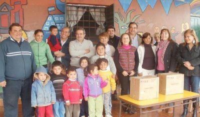 El diputado Julio Mart�nez entreg� medicamentos en la Capital