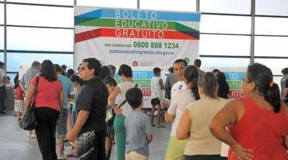 Gobierno admiti� que �por error�, auxiliares quedaron sin el beneficio (ser� restituido)