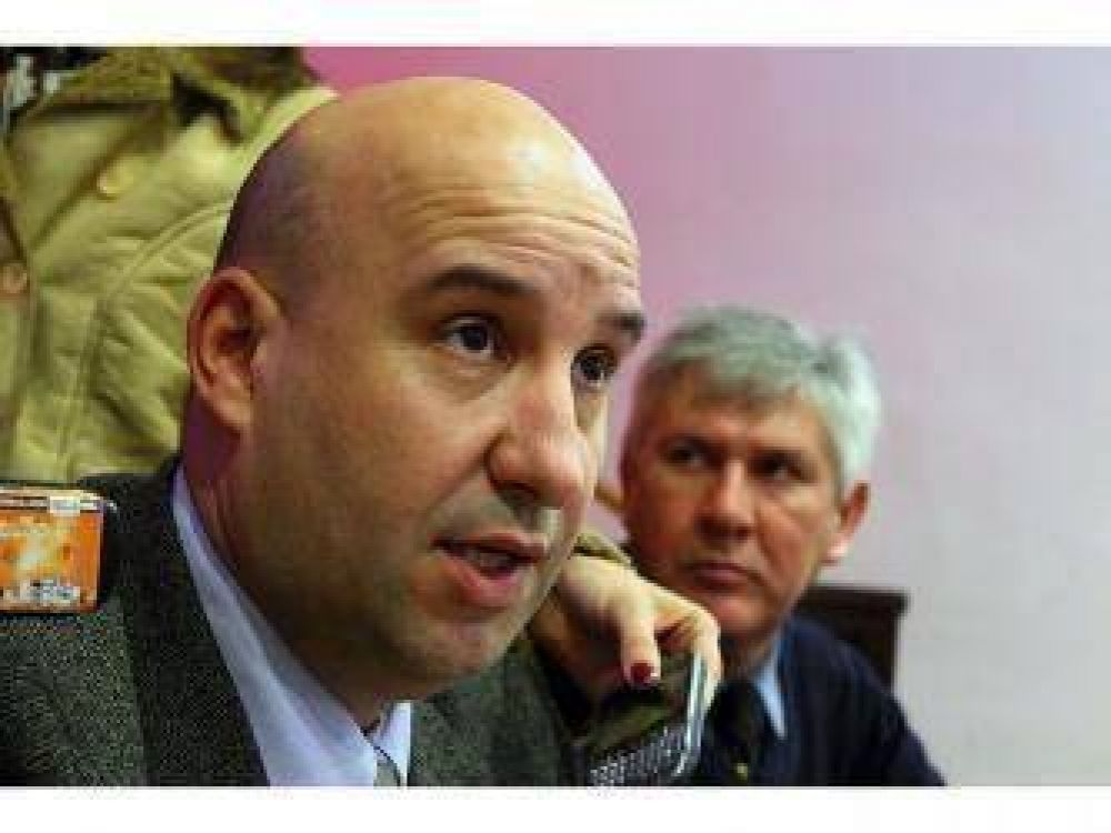Gallinger analiz� diferentes temas junto al personal policial