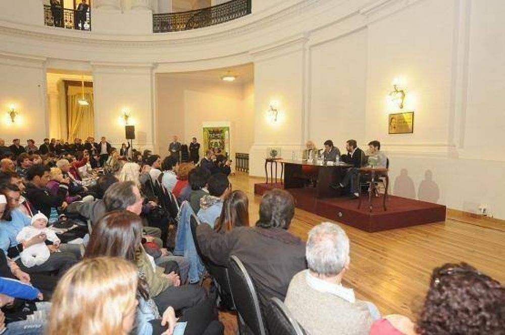 Gabriel Mariotto encabez� un homenaje al Negro Fontanarrosa