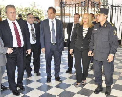 Scioli y Giroldi: El Gobernador y la Intendente visitaron el edificio donde funcionar� la Polic�a Departamental en Campana