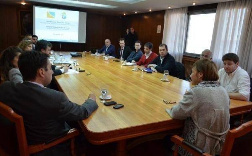 Gobierno y Municipio firman convenio por la refuncionalizaci�n del Parque Industrial