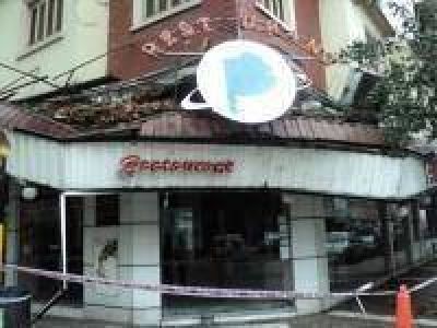 Retiran marquesina que estaba a punto de caer