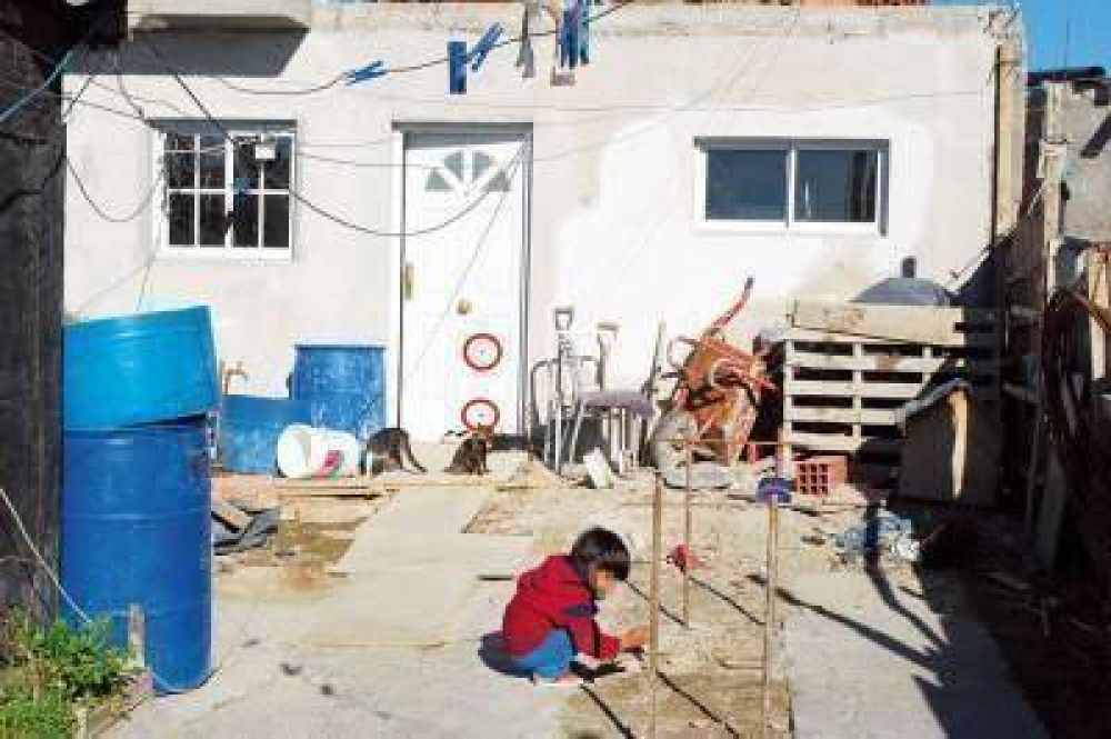 Balean el frente de una casa y hieren a un menor