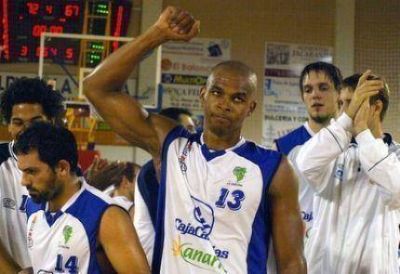 Thomas Terrell se convirti� en el nuevo extranjero de Pe�arol