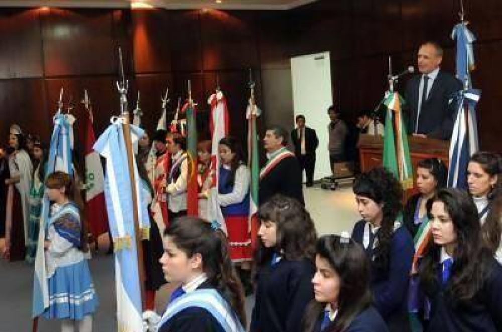 Buzzi resalt� el trabajo de los inmigrantes