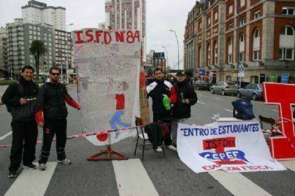 Por problemas edilicios en el CEF N� 1 y falta de respuestas, estudiantes de Educaci�n F�sica cortaron la calle