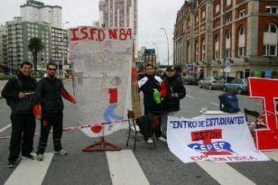 Por problemas edilicios en el CEF N� 1 y falta de respuestas, estudiantes de Educaci�n F�sica cortaron la calle