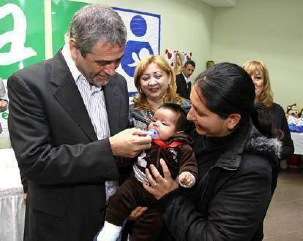 El intendente Ferraresi entreg� 150 ajuares en el Sal�n Eva Per�n