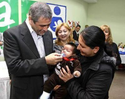 El intendente Ferraresi entreg� 150 ajuares en el Sal�n Eva Per�n