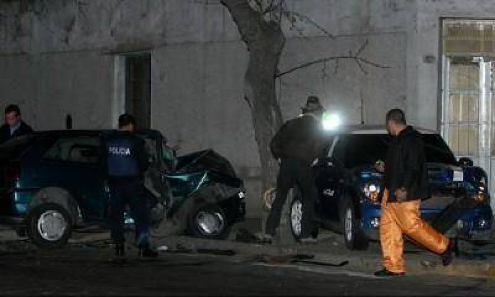 Robaron un MiniCooper, lo chocaron, hirieron a dos personas y huyeron a pie