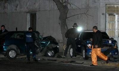 Robaron un MiniCooper, lo chocaron, hirieron a dos personas y huyeron a pie