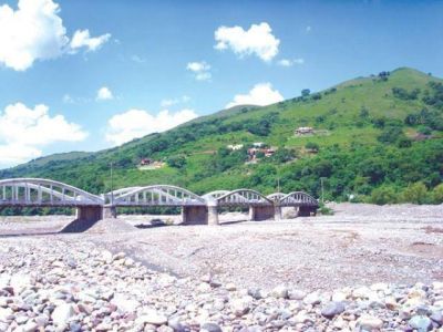 Negocian la posible entrega de tierras de privados para viviendas en Vaqueros