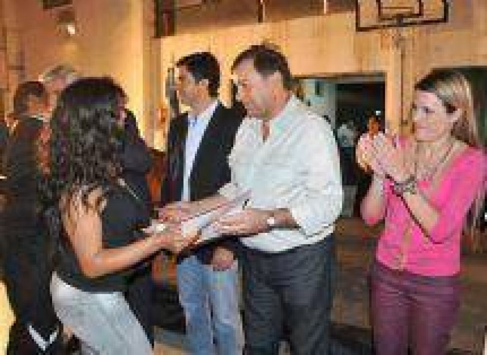 Miguel Isa acompa�� a Juan Urtubey en la entrega de escrituras en B� Solidaridad
