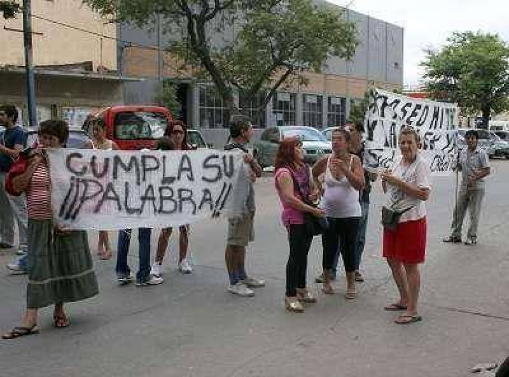 Vendedores ambulantes piden 5.000 pesos para reponer mercader�as.