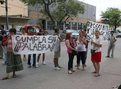 Vendedores ambulantes piden 5.000 pesos para reponer mercader�as.