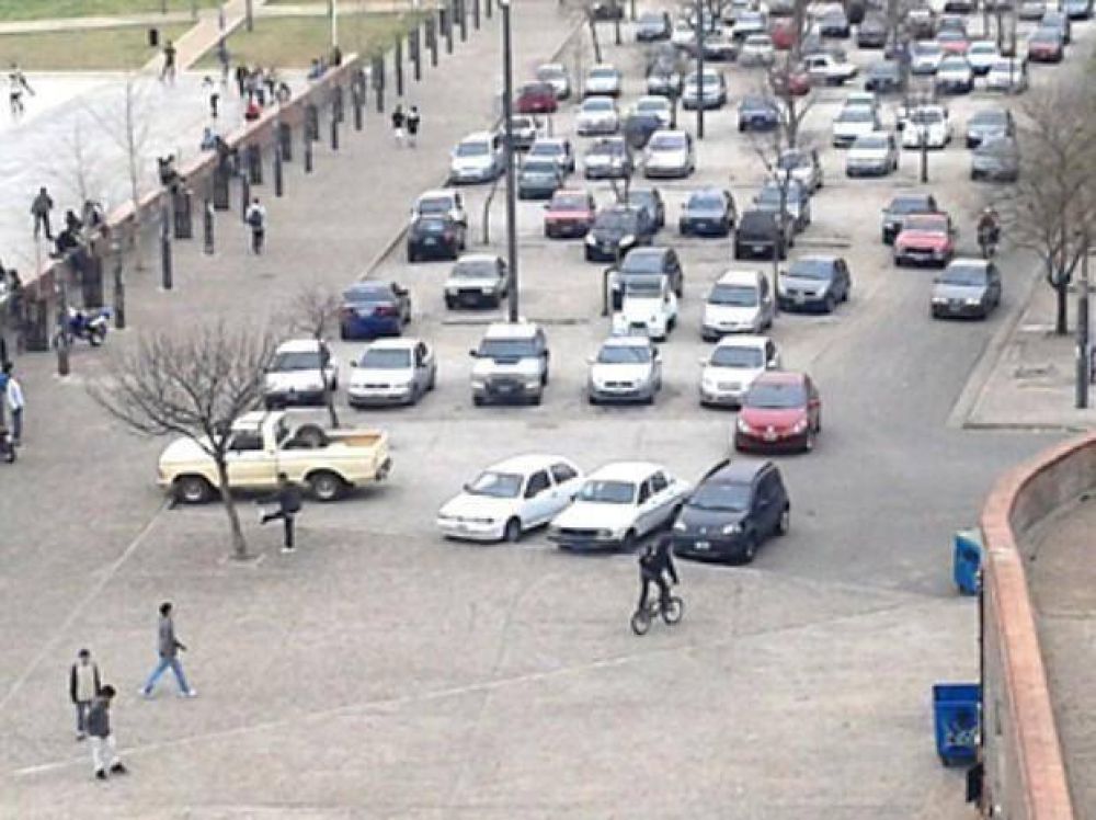Quieren cobrar 6 pesos la hora para estacionar en el parque Espa�a