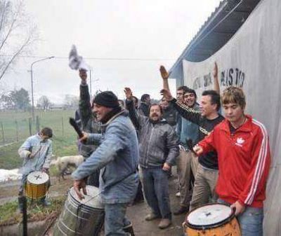 Anoche los trabajadores levantaron el cese de actividades en HM Azul