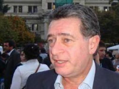 Senador kirchnerista dispar� contra Scioli: "No es ni estadista ni l�der"