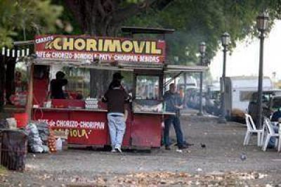 En la ciudad, siete de cada diez personas comen al paso en la calle