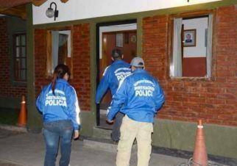 Rob�, huy� y golpe� a un polic�a pero lo atraparon en su casa 