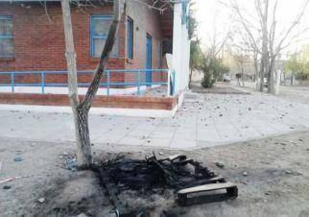 Descomunal ataque con piedras y molotov a comisar�a de Confluencia 