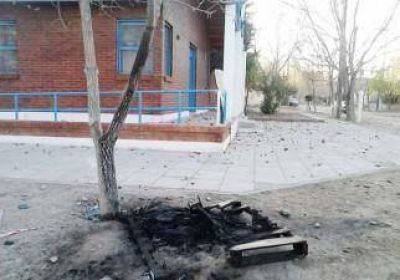 Descomunal ataque con piedras y molotov a comisar�a de Confluencia 