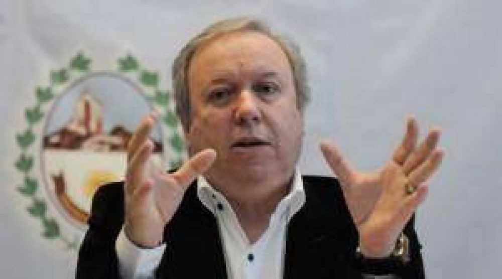 Peralta les tir� la pelota a los diputados, carg� contra los Intendentes y dijo que si no fuera por lo serio, lo del espionaje le dar�a risa