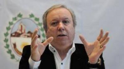 Peralta les tir� la pelota a los diputados, carg� contra los Intendentes y dijo que si no fuera por lo serio, lo del espionaje le dar�a risa