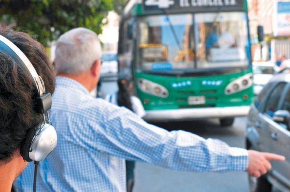 El ego�smo sube al colectivo, no cede el asiento y pone m�sica a todo volumen